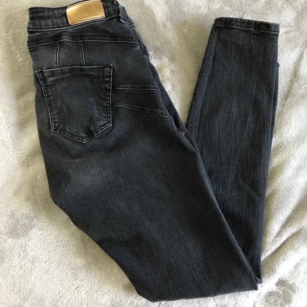 ONLY Jean size 27.